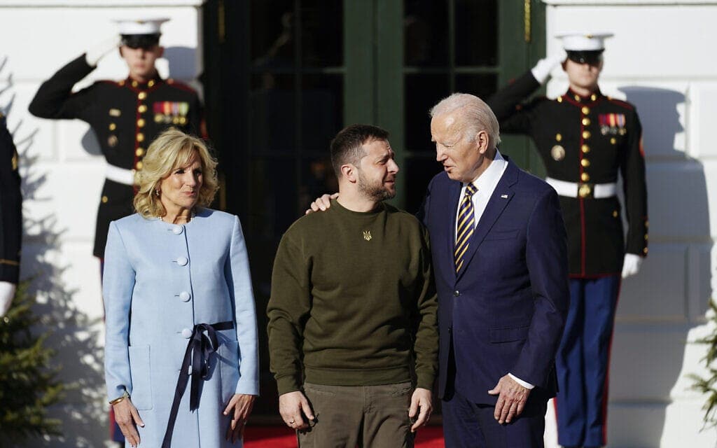 נשיא ארה"ב ג'ו ביידן מקבל את פניו של נשיא אוקראינה וולודימיר זלנסקי בבית הלבן. 21 בדצמבר 2022 (צילום: AP Photo/Andrew Harnik)
