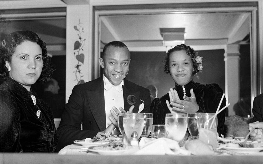 המדליסט האולימפי ג&#039;סי אוונס ואשתו רות אוונס בפתיחת &quot;מועדון הכותנה&quot; בניו יורק, 25 בספטמבר 1936 (צילום: AP Photo)