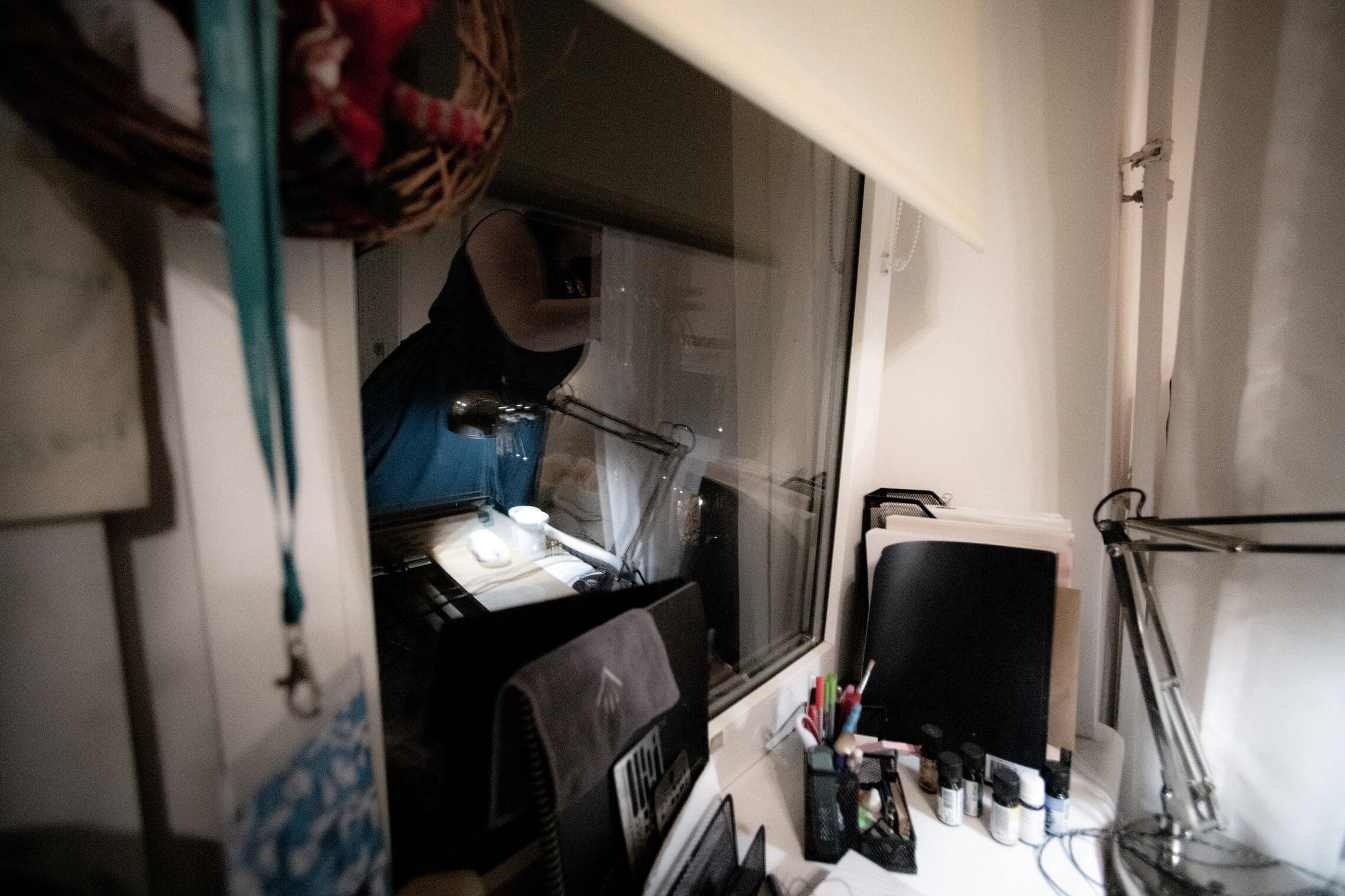 סברינה (שם בדוי) בדירתה בוורשה, דצמבר 2022 (צילום: גילעד שדה)