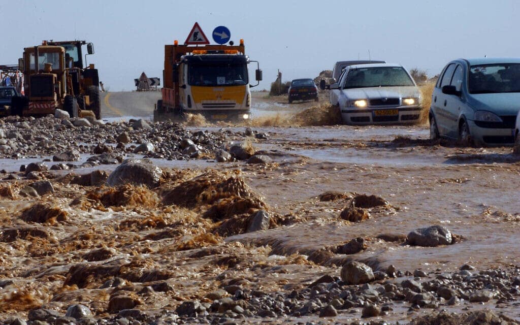 פינוי אחרי הצפה של כביש 90 באזור קיבוץ עין גדי ב-2007 (צילום: יוסי זמיר/פלאש90)