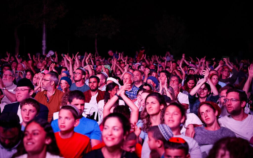 הופעה של הזמר ישי ריבו בפני קהל דתי-לאומי ברובו בגוש עציון, 24.8.2022 (צילום: גרשון אליסון, פלאש 90)