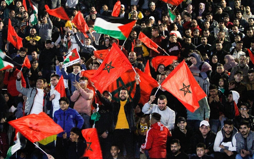 פלסטינים בשכם צופים במשחק מרוקו מול פורטוגל ברבע הגמר של המונדיאל בקטאר, 10 בדצמבר 2022 (צילום: Nasser Ishtayeh/Flash90)