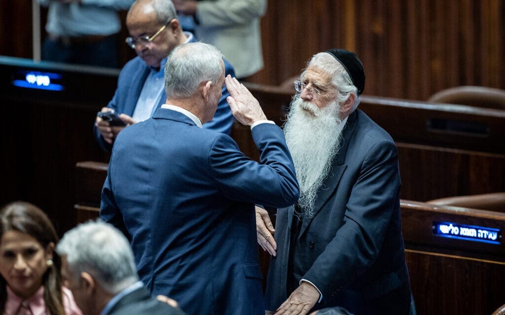 מאיר פרוש ובני גנץ במליאת הכנסת, 13 בדצמבר 2022 (צילום: יונתן זינדל/פלאש90)
