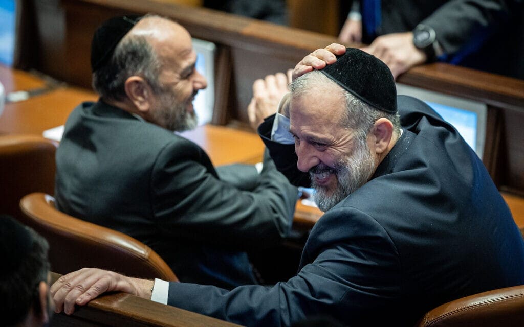 חברי הכנסת אריה דרעי ויעקב מרגי במליאת הכנסת, 13 בדצמבר 2022 (צילום: יונתן זינדל, פלאש 90)