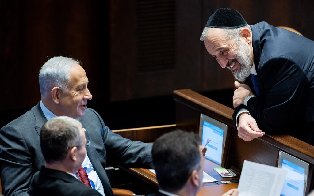 אריה דרעי מתלוצץ עם בנימין נתניהו ויריב לוין במליאת הכנסת, 13 בדצמבר 2022 (צילום: יונתן זינדל/פלאש90)