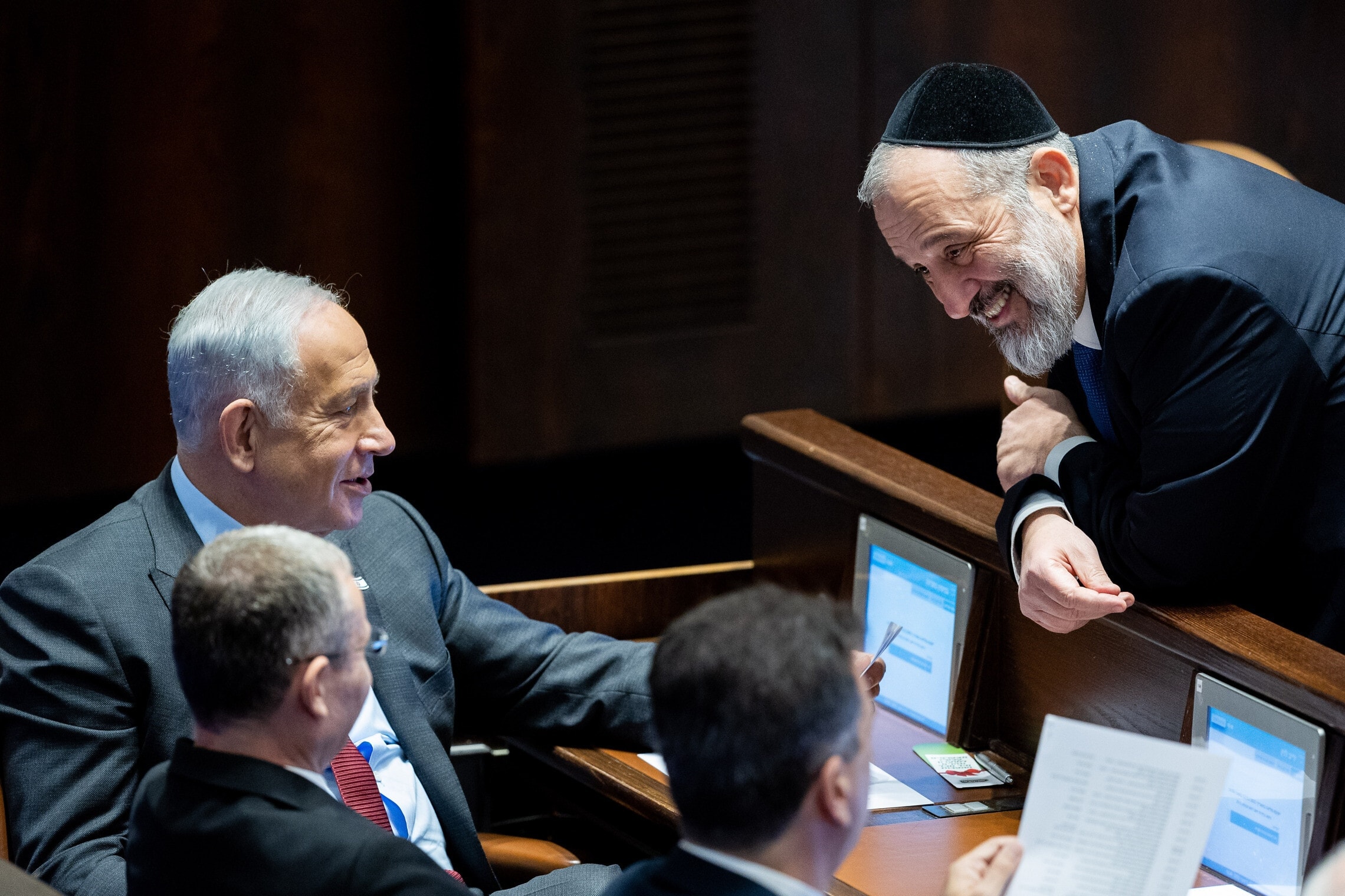 אריה דרעי מתלוצץ עם בנימין נתניהו ויריב לוין במליאת הכנסת, 13 בדצמבר 2022 (צילום: יונתן זינדל/פלאש90)