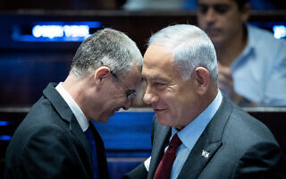 בנימין נתניהו ויריב לוין במליאת הכנסת, 13 בדצמבר 2022 (צילום: יונתן זינדל/פלאש90) בנימין נתניהו ויריב לוין במליאת הכנסת, 13 בדצמבר 2022 (צילום: יונתן זינדל/פלאש90)