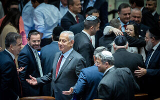 בנימין נתניהו מוקף בחברי כנסת מהקואליציה המיועדת, אחרי בחירת יריב לוין ליו"ר הכנסת, 13 בדצמבר 2022 (צילום: יונתן זינדל/פלאש90) בנימין נתניהו מוקף בחברי כנסת מהקואליציה המיועדת, אחרי בחירת יריב לוין ליו"ר הכנסת, 13 בדצמבר 2022 (צילום: יונתן זינדל/פלאש90)