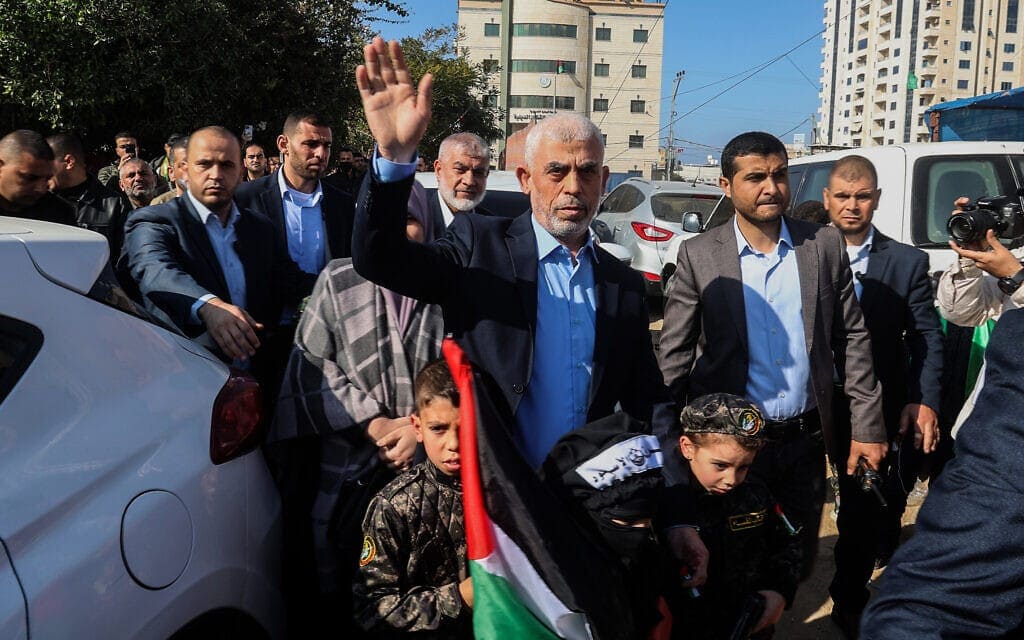 מנהיג חמאס יחיא סנוואר מגיע למרכז העיר עזה לעצרת לציון 35 שנה להקמת הארגון, 14 בדצמבר 2022 (צילום: Atia Mohammed/Flash90)