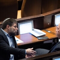 חברי הכנסת יואב גלנט ובצלאל סמוטריץ' משוחחים בכנסת, 14 בדצמבר 2022 (צילום: Yonatan Sindel/Flash90)