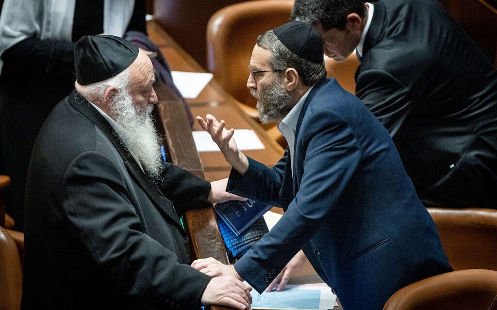 משה גפני מתעמת עם יצחק גולדקנופף במליאת הכנסת, 20 בדצמבר 2022 (צילום: יונתן זינדל/פלאש90)
