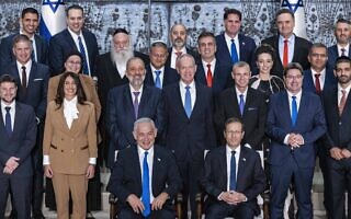 הממשלה ה-37 בראשות בנימין נתניהו מצטלמת עם נשיא המדינה יצחק הרצוג, 29 בדצמבר 2022 (צילום: אוליבייה פיטוסי/פלאש90) הממשלה ה-37 בראשות בנימין נתניהו מצטלמת עם נשיא המדינה יצחק הרצוג, 29 בדצמבר 2022 (צילום: אוליבייה פיטוסי/פלאש90)