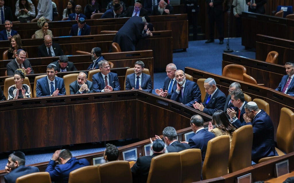 חברי הממשלה החדשה יושבים סביב שולחן הממשלה במליאת הכנסת, 29 בדצמבר 2022 (צילום: יונתן זינדל, פלאש 90)