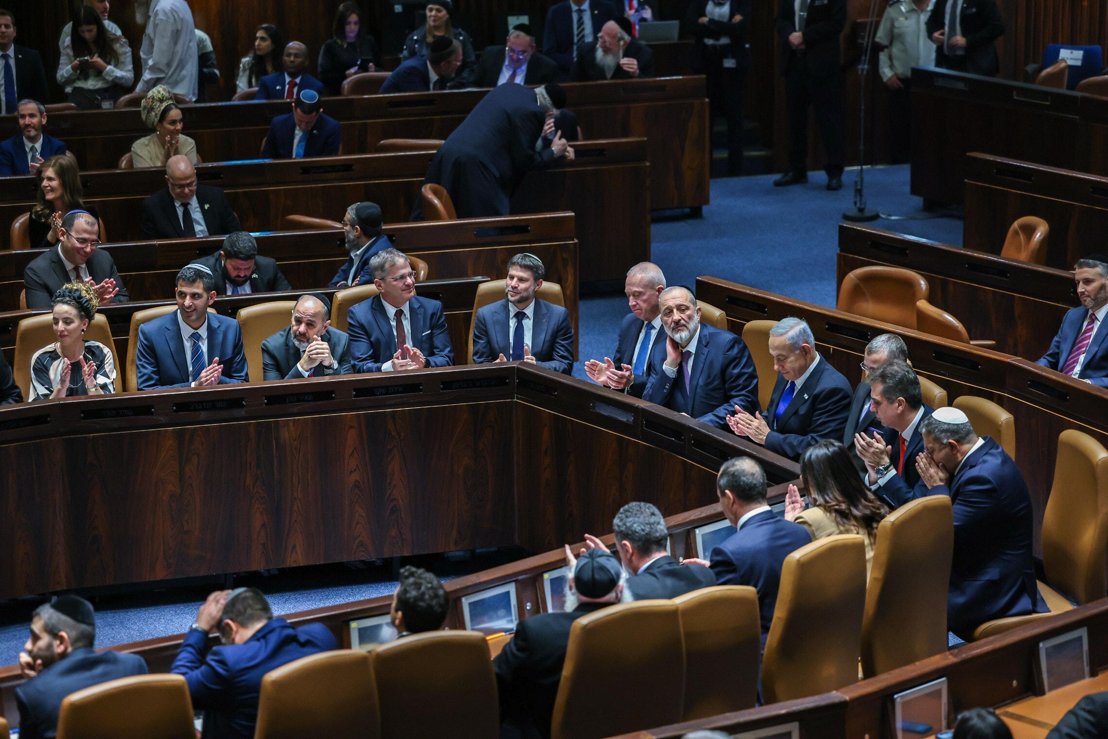 חברי הממשלה החדשה יושבים סביב שולחן הממשלה במליאת הכנסת, 29 בדצמבר 2022 (צילום: יונתן זינדל, פלאש 90)