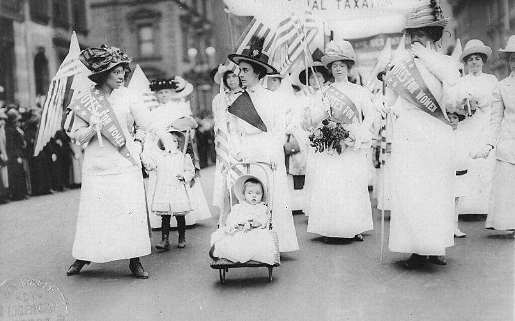 הפגנת הפמיניסטיות הסופרג'יסטיות בניו יורק ב-1912 למען זכות הצבעה לנשים (צילום: ויקיפדיה)