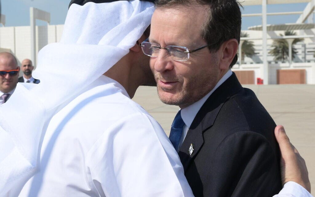 הנשיא הרצוג מתקבל באבו דאבי על ידי שר החוץ ושיתוף הפעולה הבינלאומי של איחוד האמירויות הערביות, השייח' עבדאללה בן זאיד אאל נהיאן, 5 בדצמבר 2022 (צילום: עמוס בן גרשום/ לע"מ)