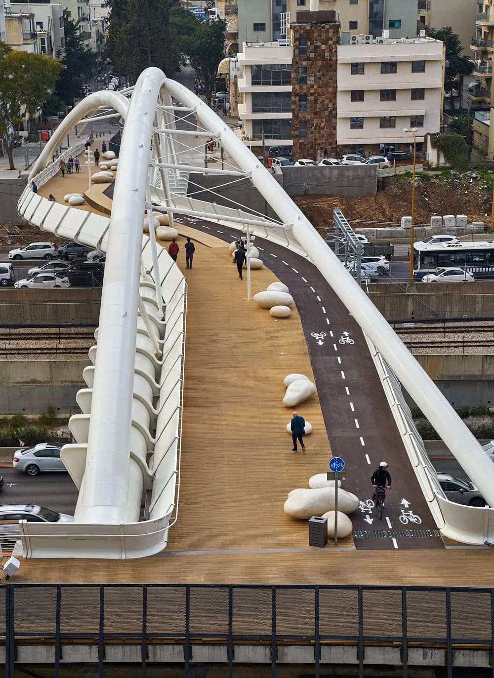 גשר יהודית מעל נתיבי איילון בתל אביב (צילום: ליאור טייטלר, קנה קש)