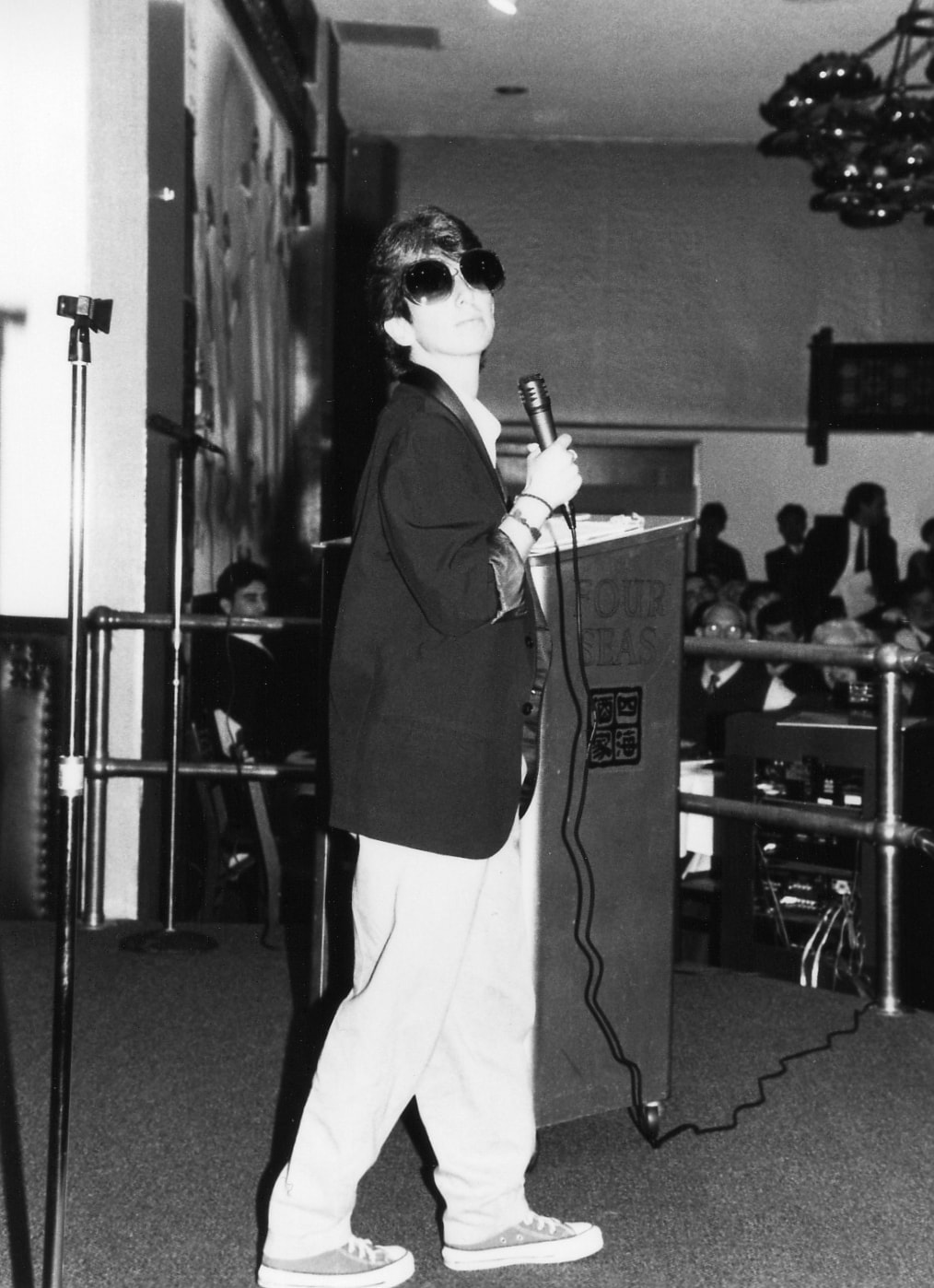 ליסה גדולדיג על הבמה במופע הראשון אי פעם של &quot;קונג פאו &#8211; קומדיה כשרה&quot; בסן פרנסיסקו, 1993 (צילום: באדיבות המצולמת)