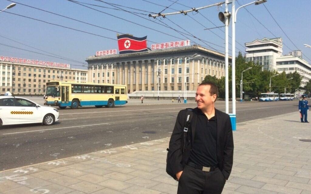מיקי ברגמן בקוריאה הצפונית לפני החזרת אוטו וומבייר, 2017 (צילום: מיקי ברגמן)