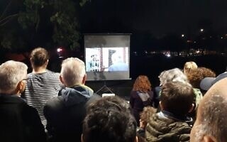 צפייה בסרט "H2 מעבדת השליטה" בפרדס חנה (צילום: לירז רימון) צפייה בסרט "H2 מעבדת השליטה" בפרדס חנה (צילום: לירז רימון)