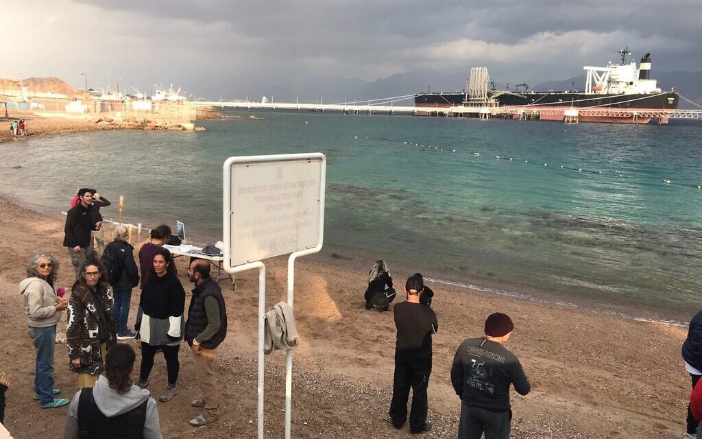 מפגינים נגד מיכלית נפט שעוגנת במסוף קצא&quot;א באילת. 26 בדצמבר 2022 (צילום: דוברות החברה להגנת הטבע)