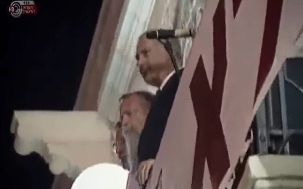 בנימין נתניהו והרב חיים דרוקמן על המרפסת בכיכר ציון, צילום מסך מערוץ 11