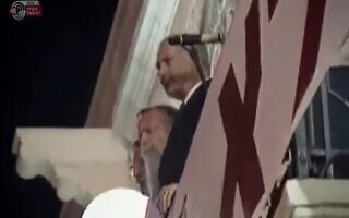 בנימין נתניהו והרב חיים דרוקמן על המרפסת בכיכר ציון, צילום מסך מערוץ 11 בנימין נתניהו והרב חיים דרוקמן על המרפסת בכיכר ציון, צילום מסך מערוץ 11