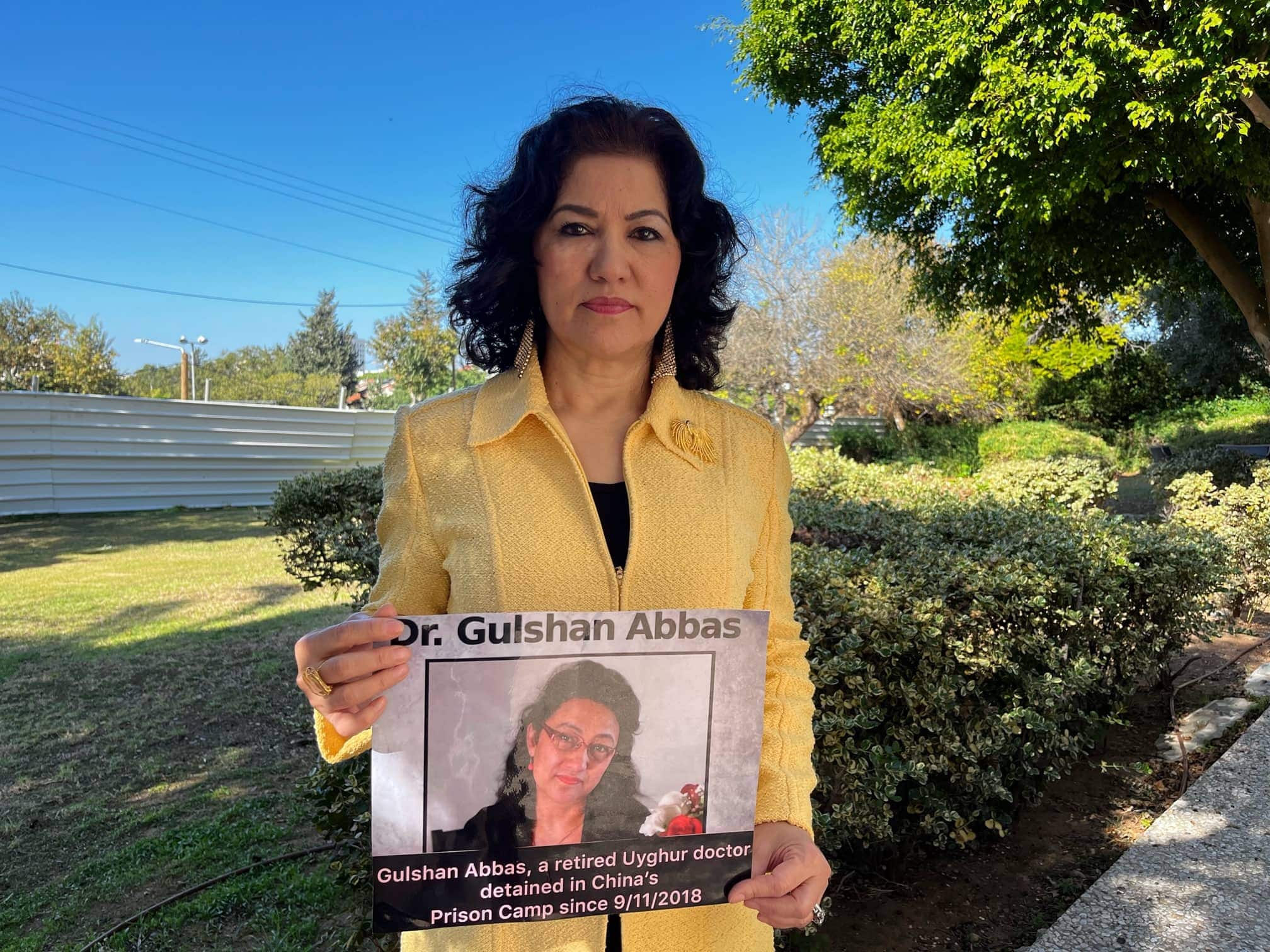 רושאן עבאס מחזיקה תמונה של אחותה ד&quot;ר גולשאן עבאס, ממנה לא שמעה משנת 2018 (צילום: טל שניידר)