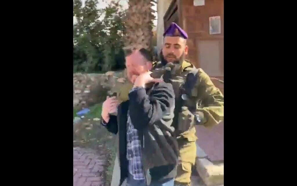 חייל גבעתי תוקף פעיל שמאל בחברון. צילום מסך מסרטון שהעלה ישראל פריי בטוויטר