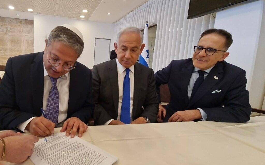יו&quot;ר עוצמה יהודית איתמר בן-גביר חותם על ההסכם מול הליכוד לצד ראש הממשלה המיועד בנימין נתניהו, 28 בדצמבר 2022