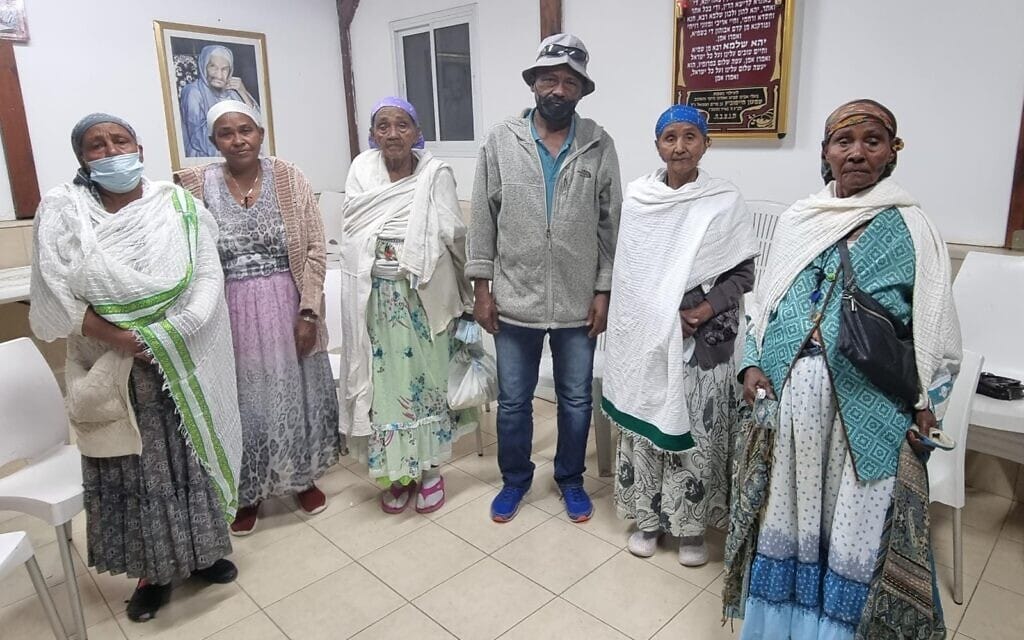 בני משפחת אוסגודום-אברהם, שחיים בישראל בעוד ילדיהם ונכדיהם באתיופיה, בחבל תיגראי (צילום: אלסה ברוך-יאסו)
