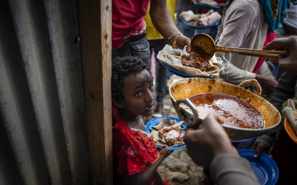 חלוקת מזון לפליטים במחוז תיגראי עם סיום המלחמה, 2 בנובמבר 2022 (צילום: AP Photo/Ben Curtis, File)