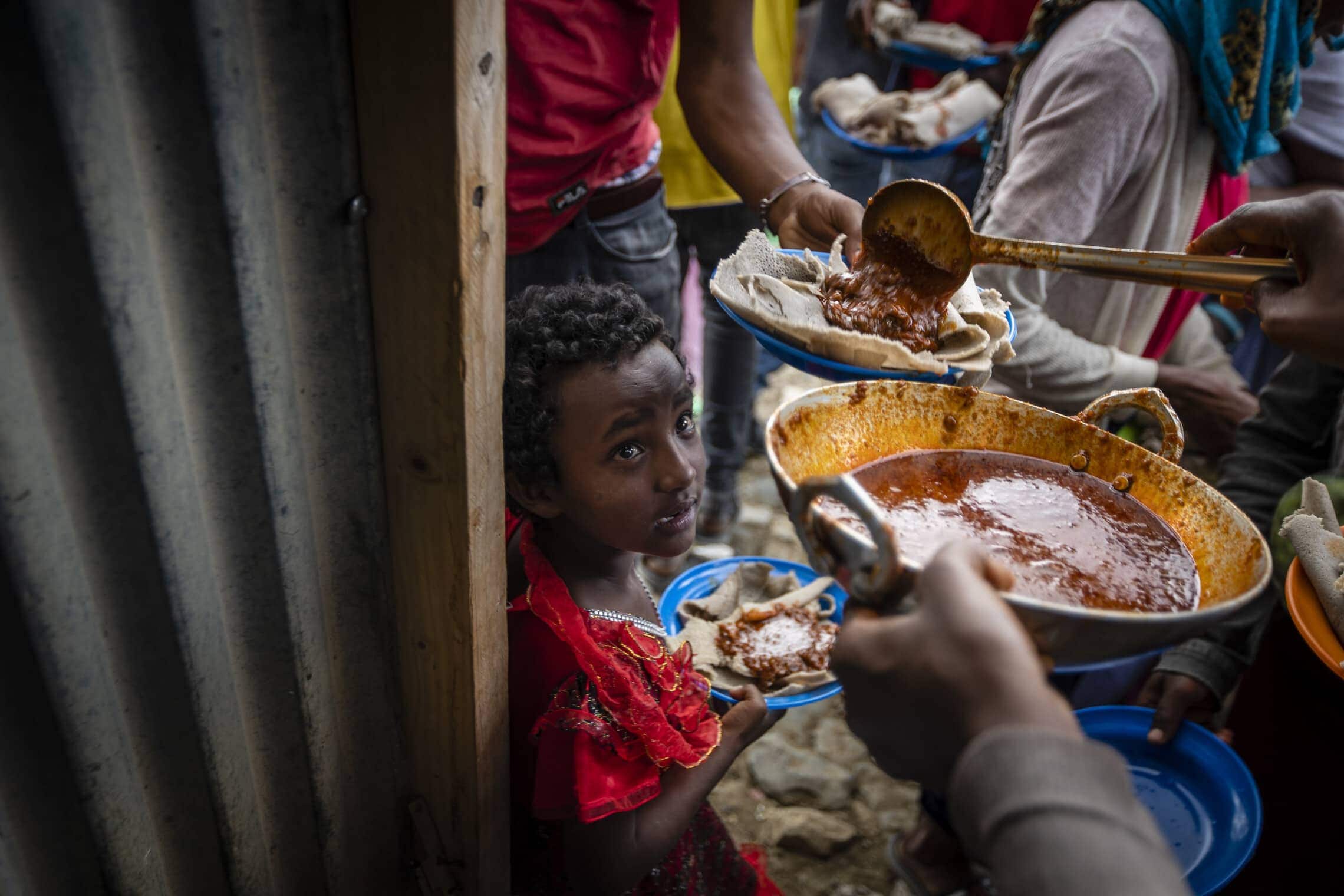 חלוקת מזון לפליטים במחוז תיגראי עם סיום המלחמה, 2 בנובמבר 2022 (צילום: AP Photo/Ben Curtis, File)