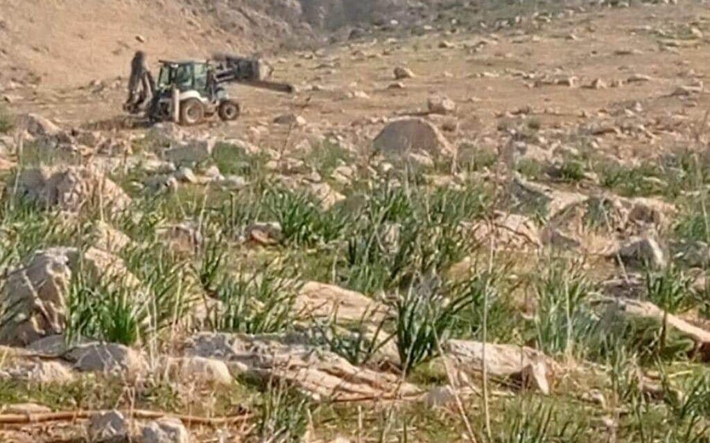 חקלאי ישראלי מבצע עבודה חקלאית לא חוקית בשטח אש בבקעה, דצמבר 2022 (צילום: עמוס מגד)