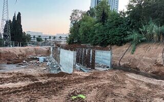 עבודות של נת"ע בתוך נחל פרדסים. דצמבר 2022 (צילום: פעילות שימור נחל פרדסים) עבודות של נת"ע בתוך נחל פרדסים. דצמבר 2022 (צילום: פעילות שימור נחל פרדסים)