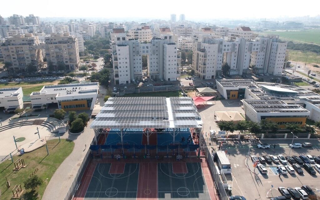 הגג המקורה של מרכז הספורט בבית הספר &quot;אביחי&quot; בנתניה (צילום: רן אליהו)
