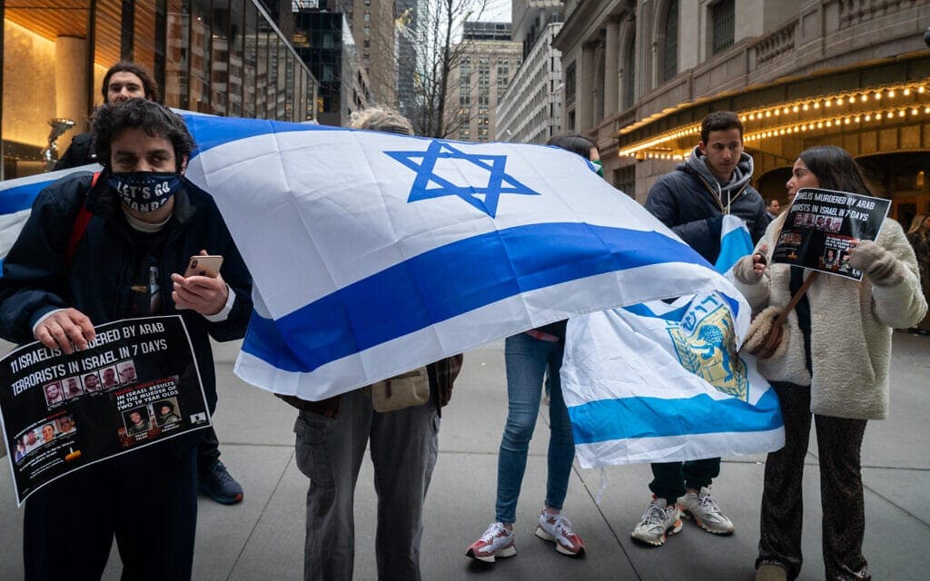 פעילים פרו־ישראלים בהפגנה למען ישראל בניו יורק, 30 במרץ 2022 (צילום: לוק טרס)