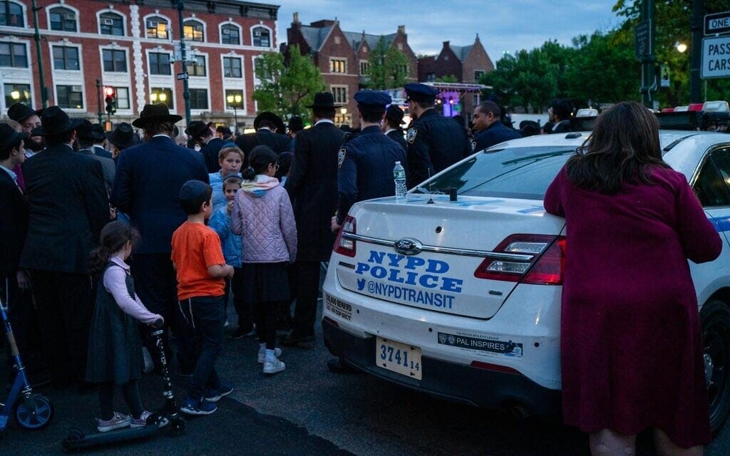 אילוסטרציה: משטרת ניו יורק מאבטחת אירוע של הקהילה היהודית בניו יורק, 19 במאי 2022 (צילום: לוק טרס)