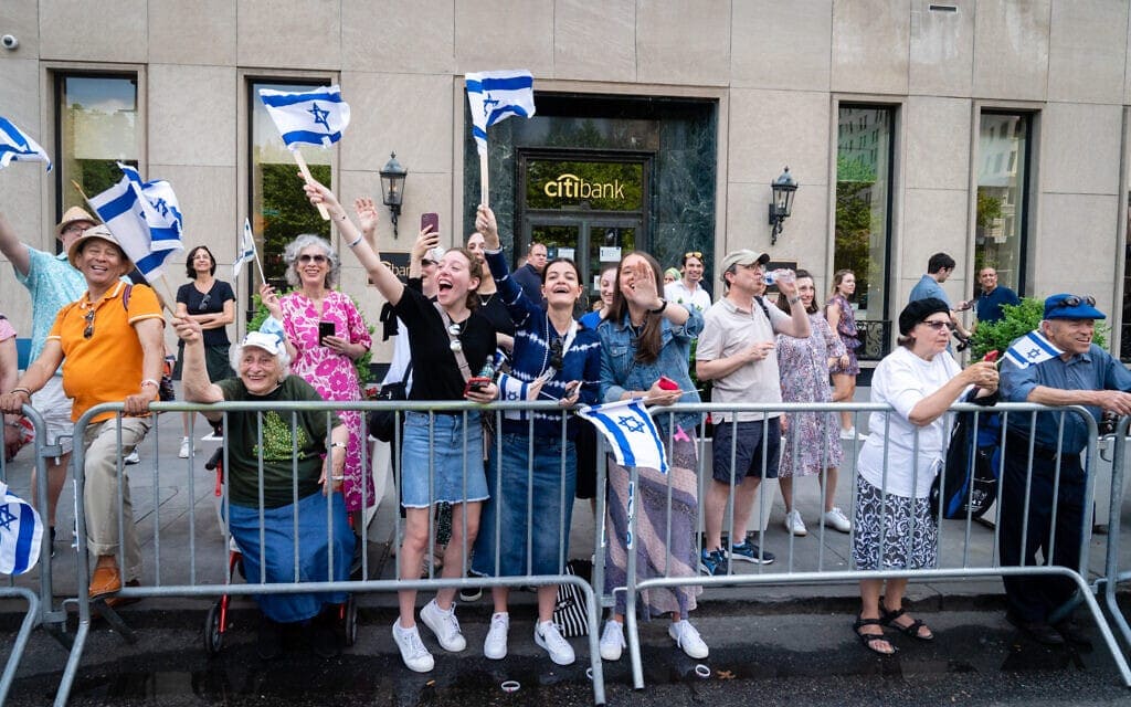 צופים במצעד התמיכה בישראל, ניו יורק, 22 במאי 2022 (צילום: לוק טרס)