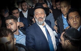 אריה דרעי יוצא מביתו מוקף בתומכים אחרי פרסום החלטת בג"ץ בעניינו, 18 בינואר 2023 (צילום: יונתן זינדל/פלאש90) אריה דרעי יוצא מביתו מוקף בתומכים אחרי פרסום החלטת בג"ץ בעניינו, 18 בינואר 2023 (צילום: יונתן זינדל/פלאש90)