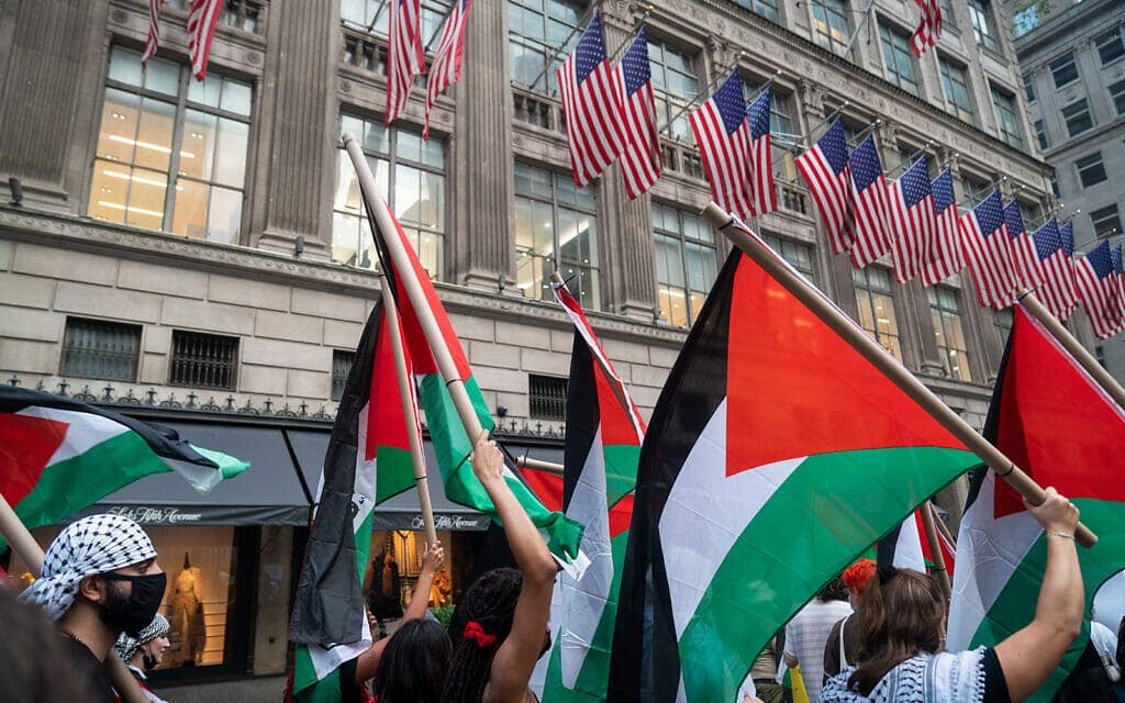 פעילים פרו־פלסטינים בהפגנת תמיכה באסירים הפלסטינים, ניו יורק, 17 בספטמבר 2021 (צילום: לוק טרס)