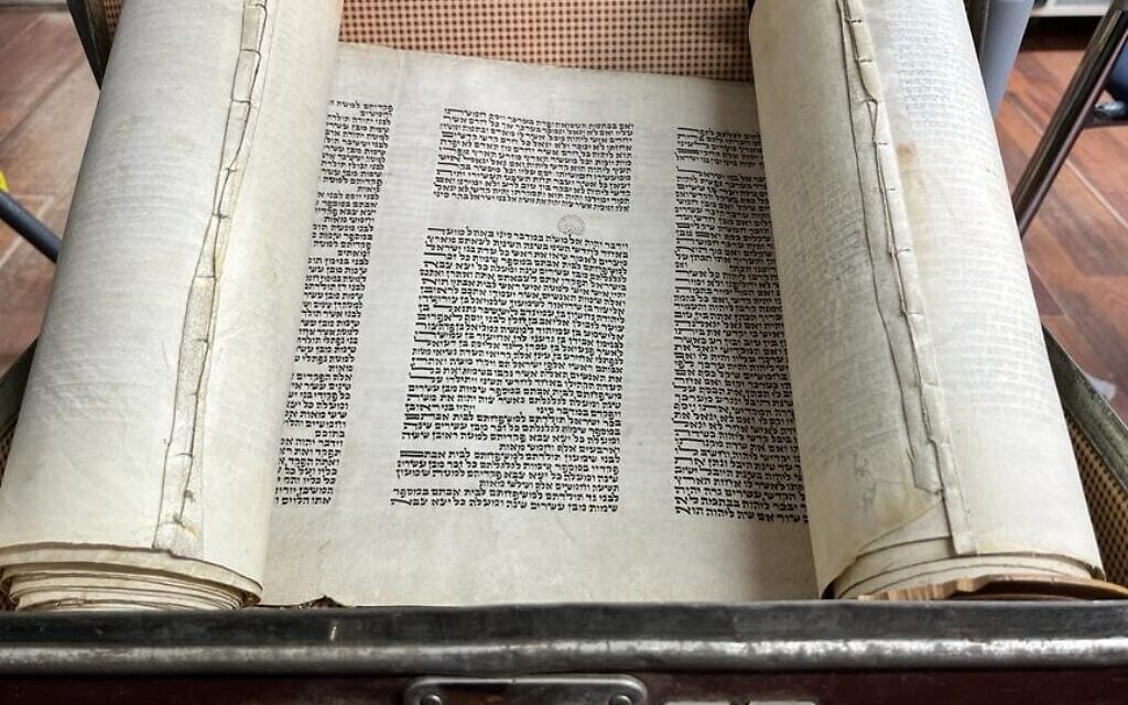 ספר התורה הקטן ששרד מתקופת השואה ונמכר במכירה פומבית (צילום: מאיר בולקה)