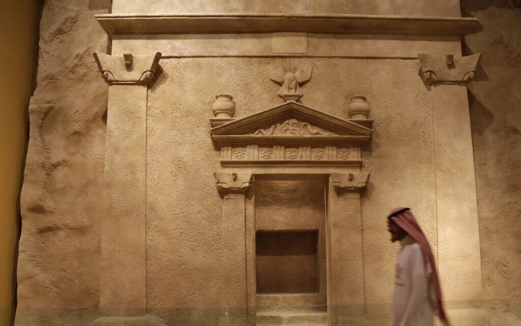 גבר סעודי במוזיאון הלאומי של ריאד, ערב הסעודית. 16 באפריל 2015 (צילום: AP Photo/Hasan Jamali)