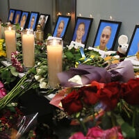 פרחים ונרות ליד תמונותיהם של צוות המטוס שהתרסק באיראן, בנמל התעופה הבינלאומי בוריספיל באוקראינה, 11 בינואר 2020