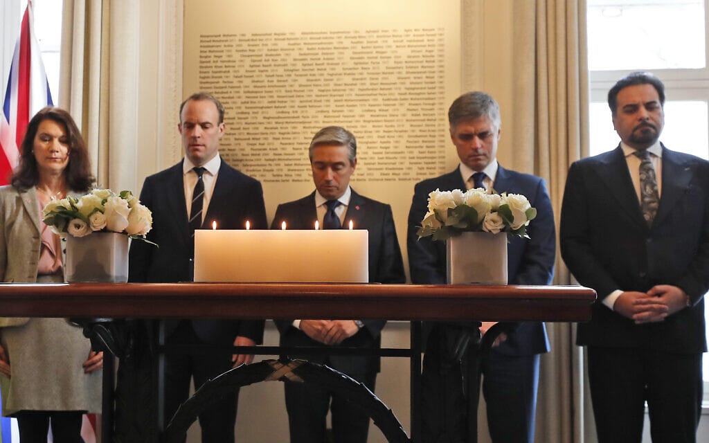 שרי החוץ של קנדה, אוקראינה, בריטניה, שוודיה ואפגניסטן עומדים לדקת דומיה לזכר ההרוגים בהתרסקות המטוס האוקראיני באיראן, 16 בינואר 2020