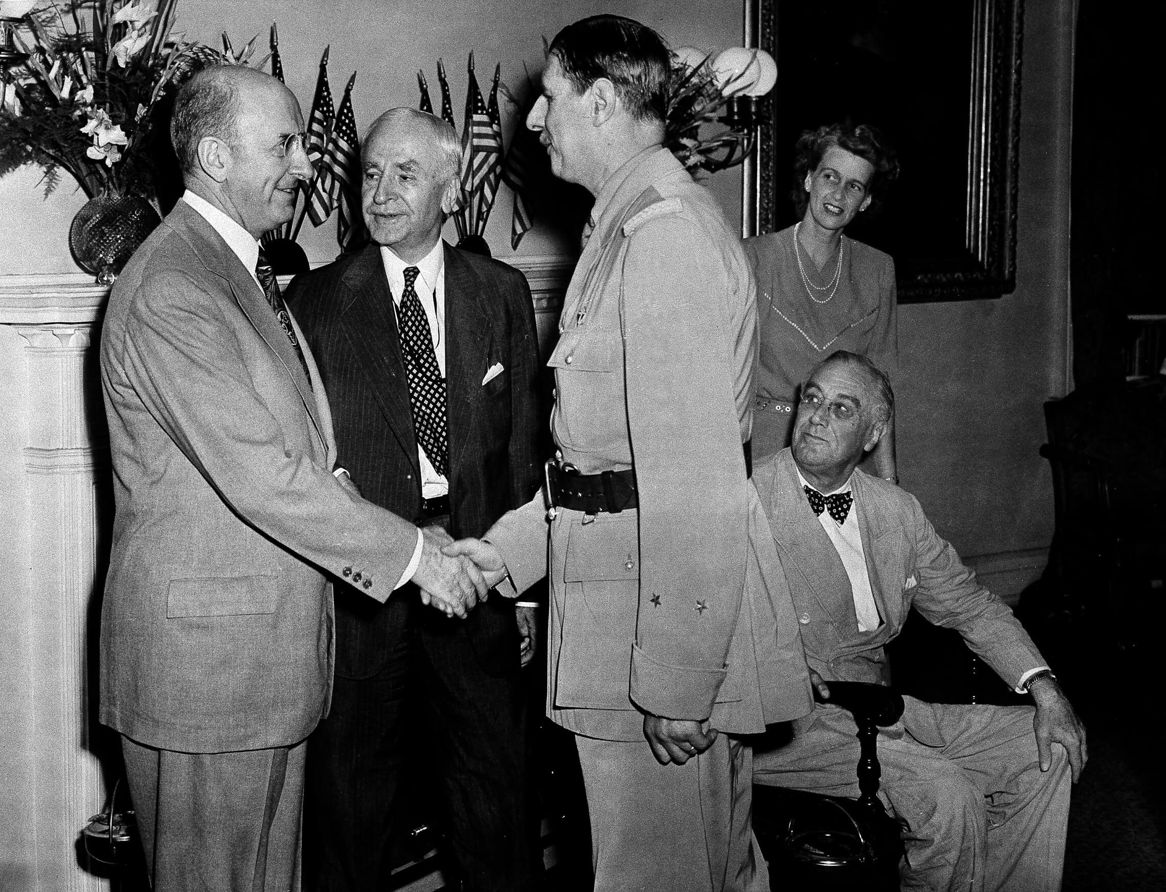 שר האוצר הנרי מורגנטאו לוחץ יד עם נשיא צרפת שארל דה-גול בעת ביקורו בבית הלבן, 6 ביולי 1944 (צילום: AP Photo/Pool)