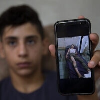 טארק זוביידי, נער פלסטיני בן 15 שטען כי קבוצת מתנחלים תקפה אותו ב-17 באוגוסט 2021 (צילום: AP Photo/Majdi Mohammed)