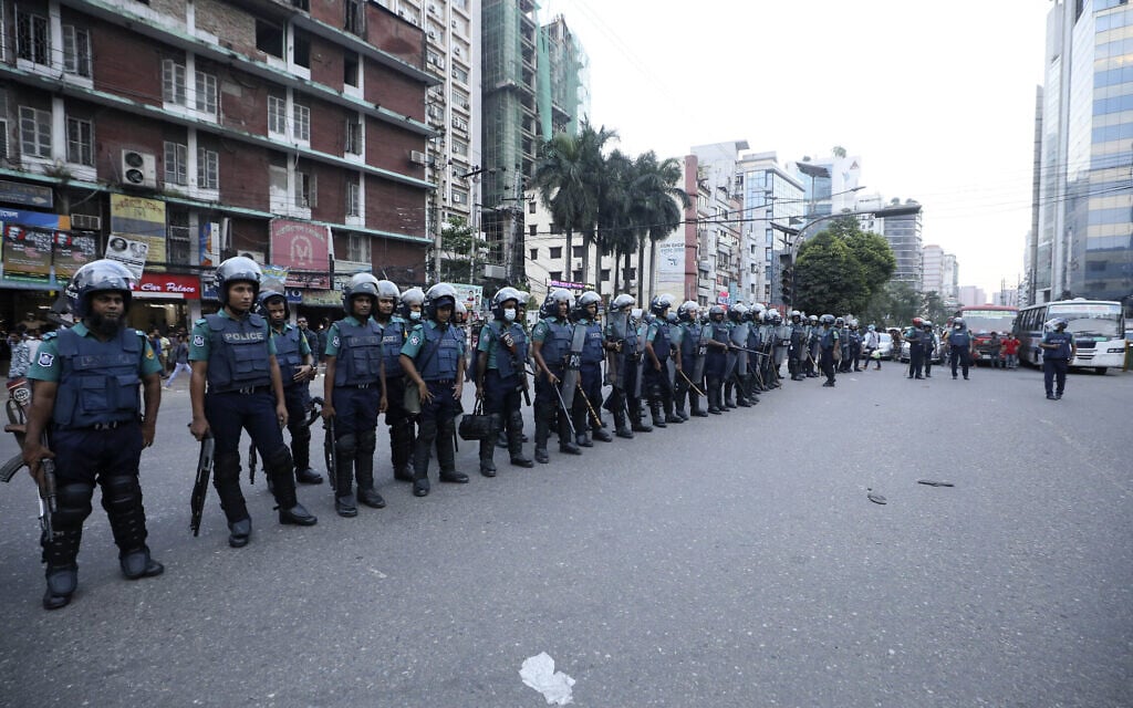כוחות משטרה לפיזור הפגנות בדאקה, בנגלדש, 16 באוקטובר 2021 (צילום: AP Photo/Abdul Goni)