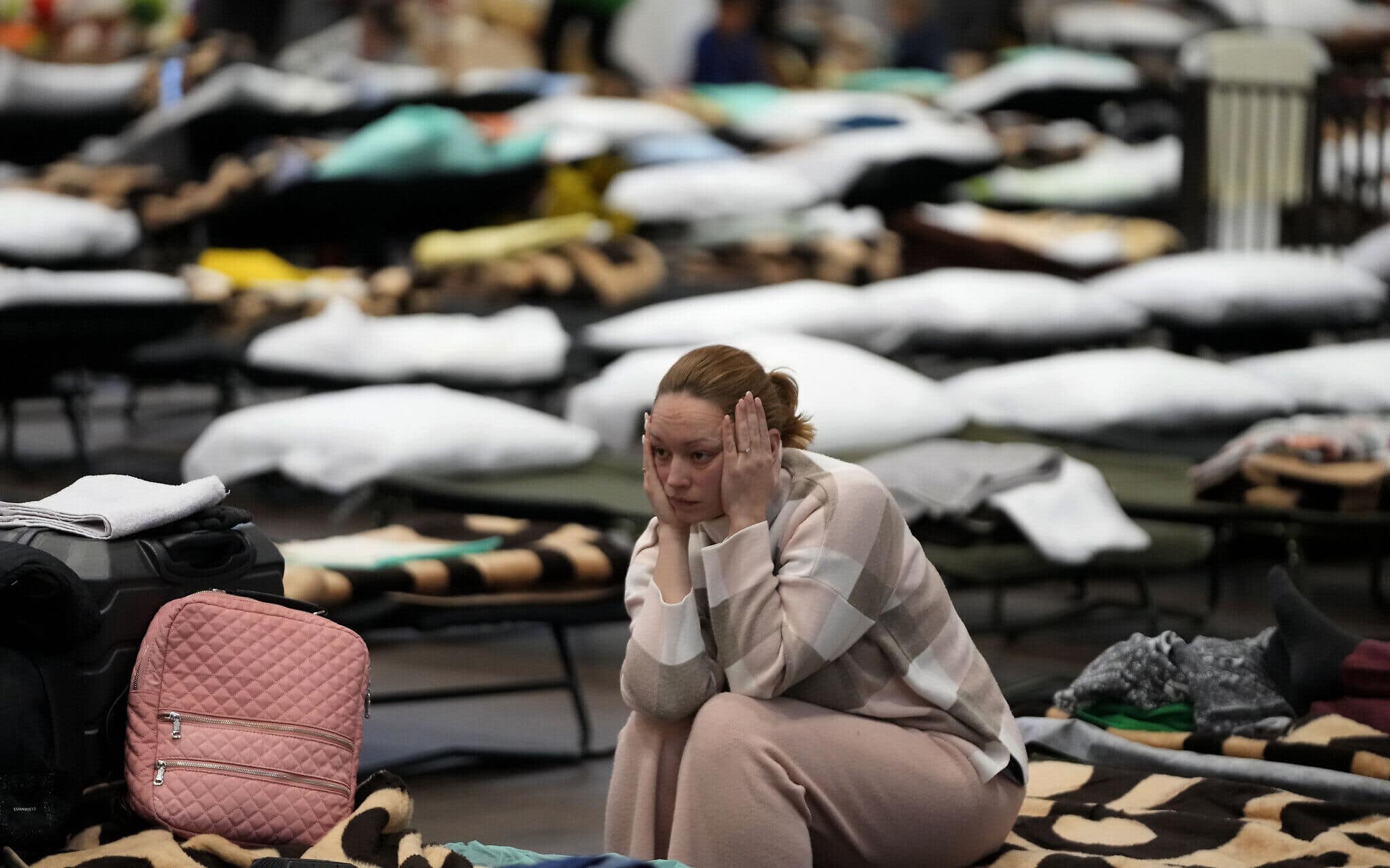 אישה בוכה במקלט לפליטים מאוקראינה באולם התעמלות בפשמישל, פולין, 8 במרץ 2022 (צילום: AP Photo/Markus Schreiber)