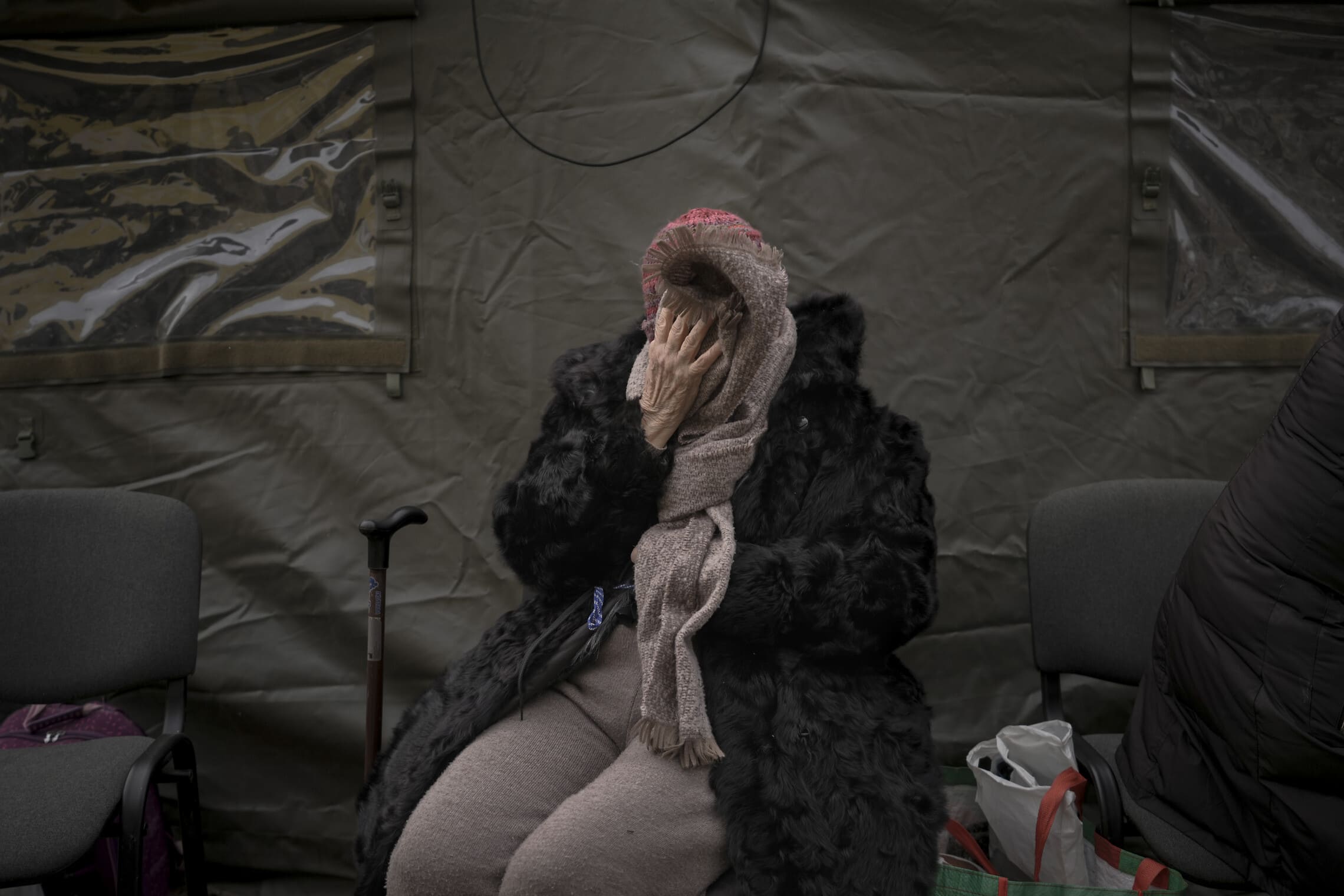 פליטה אוקראינית מאירפין בוכה אחרי שנאלצה לעזוב את ביתה, 26 במרץ 2022 (צילום: AP Photo/Vadim Ghirda)